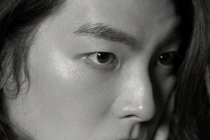 김우빈, 장발에서 느껴지는 아우라 ‘역시 화보 장인’ [EN스타]