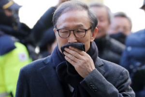 [포토] 법원 들어서는 이명박 전 대통령