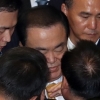 의장석 에워싼 한국당…질서유지권 발동