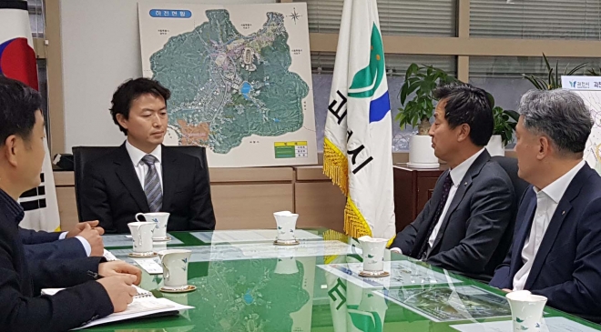 김종천(가운데) 시장이 대우건설 관계자에게 과천지식정보타운 S6 블록의 조속한 분양을 요청하고 있다. 과천시 제공 