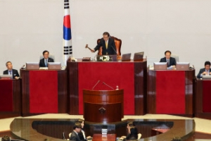 공수처법 본회의 상정…한국당 전원위 소집 요구에 곧바로 정회