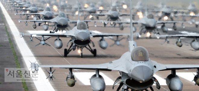 활주로에서 이륙을 준비하는 KF-16. 미국 F-16의 한국 면허버전으로, 국내에 전투기 대량생산 체제를 갖추는데 결정적인 역할을 했다. 공군 제공