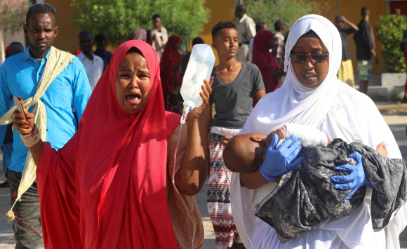 동아프리카 소말리아 수도 모가디슈에서 28일(현지시간) 오전 차량을 이용한 자살 폭탄 테러로 100명에 육박하는 사망자가 발생했다고 외신들이 보도했다. 로이터=연합뉴스 2019.12.28