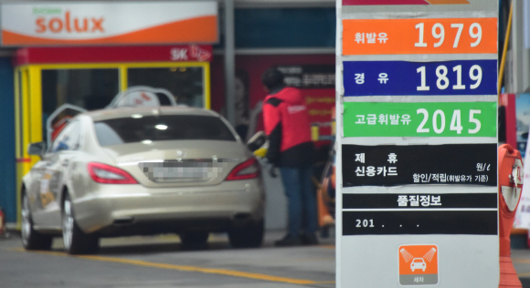 전국 주유소 휘발윳값이 6주째 상승세를 이어가고 있는 가운데 29일 서울의 한 주유소에 휘발유가 판매되고 있다. 한국석유공사 유가정보서비스 오피넷에 따르면 12월 넷째 주 주간 단위 전국 휘발유 판매가격은 한 주 전보다 4.9원 오른 ℓ당 1,554.1원이라 밝혔다. 2019. 12.29 이종원 선임기자 jongwon@seoul.co.kr