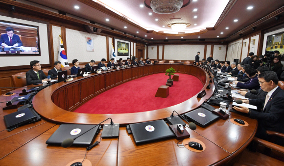 이낙연 국무총리가 30일 서울정부청사에서 열린 국무회의에 참석해 회의를 주재하고 있다. 2019.12.30 오장환 기자 5zzang@seoul.co.kr