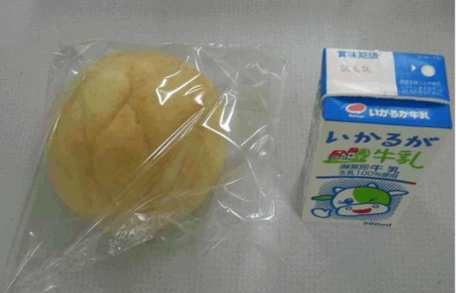 오사카부 사카이시립 사카이고 학생들에게 급식으로 지급된 빵과 우유. <사카이시교육위원회 제공>