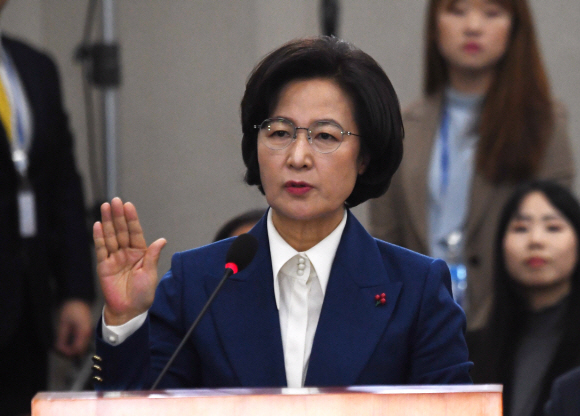 추미애 법무부 장관 후보자가 30일 국회에서 열린 인사청문회에서 선서를 하고 있다.  김명국 선임기자 daunso@seoul.co.kr