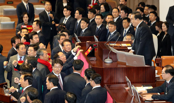 지난달 30일 국회 본회의의 모습. 한국당 의원들과 문희상 국회의장이 대치하고 있다. 연합뉴스