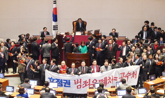 자유한국당 의원들이 30일 고위공직자범죄수사처(공수처) 설치 법안을 표결할 본회의에 앞서 ‘문정권 범죄은폐처=공수처’라고 쓰인 플래카드를 들고 구호를 외치고 있다. 김명국 선임기자 daunso@seoul.co.kr