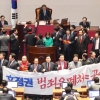 감동도 현실성도 無, 한국당 총사퇴 결의에 내부서도 비판