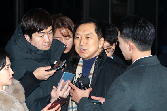 청와대와 경찰의 ‘하명수사·선거개입 의혹’을 받는 김기현 전 울산시장이 30일 오후 서울 서초구 서울중앙지검에서 세 번째 참고인 조사를 받기 위해 출석해 취재진의 질문에 답하고 있다. 2019.12.30 연합뉴스