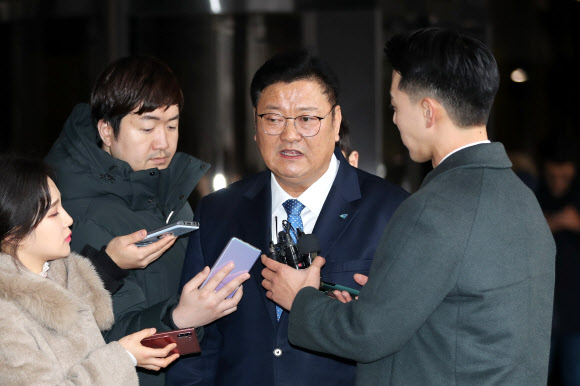 경선포기 대가로 청와대로부터 고위직을 제안 받았다는 의혹을 받는 더불어민주당 임동호 전 최고위원이 30일 오후 서울 서초구 서울중앙지검에서 세 번째 참고인 조사를 받기 위해 출석하며 취재진의 질문에 답하고 있다. 2019.12.30 연합뉴스 