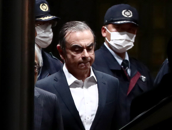 카를로스 곤 전 르노 닛산 회장이 지난 4월 25일 보석 결정 이후 도쿄 구금센터를 걸어나오고 있다. AFP 자료사진 연합뉴스 