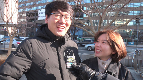 31일 오전 광화문 광장에서 만난 김승면, 조아름씨가 서울신문과의 인터뷰에 응하고 있다.