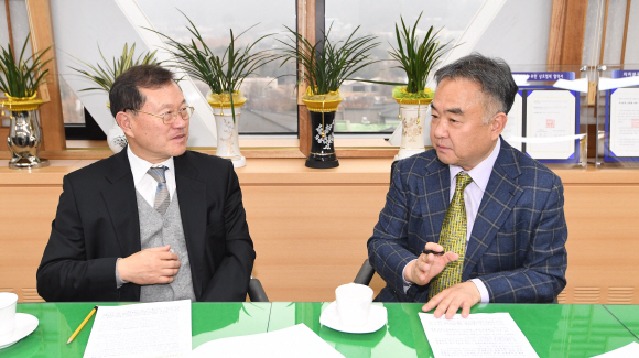 김순은(왼쪽) 자치분권위원장과 송재호 국가균형발전위원장이 31일 서울신문 신년대담에서 새해 각오를 다지고 있다. 오장환 기자 5zzang@seoul.co.kr