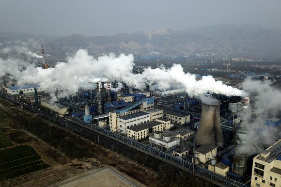 중국 산시성 석탄공장에서 연기와 증기가 피어오르고 있다.