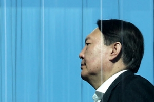 입 뗀 윤석열 “돈·권력으로 국민 선택 왜곡 땐 엄정 대응”