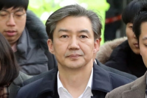 檢 “조국, 아들 美대학 온라인 대리시험… 靑비서관 명의 인턴증명서 위조”