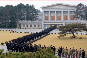 김정은 “장구한 투쟁 결심”… 7시간 마라톤 보고로 ‘자력’ 강조