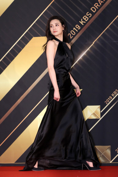 나나, 레드카펫을 런웨이로  배우 나나가 31일 오후 서울 여의도 KBS홀에서 열린 ‘2019 KBS 연기대상’에 참석해 포즈를 취하고 있다. 2019.12.31 <br>연합뉴스