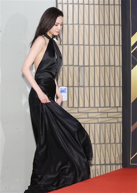 나나, 아찔한 움직임  배우 나나가 31일 오후 서울 영등포구 여의도 KBS 신관웨딩홀에서 열린 ‘2019 KBS 연기대상’ 레드카펫 행사에 참석하고 있다. 2019.12.31<br>뉴스1