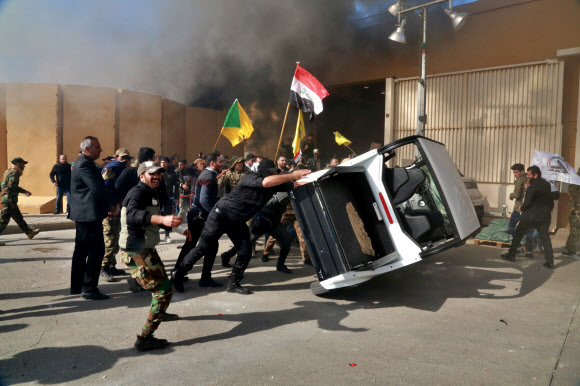 이라크 시위대, 美대사관 습격… 반미기류 확산 