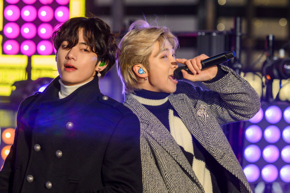 미국 뉴욕 타임스퀘어에서 신년맞이 공연을 펼치고 있는 방탄소년단(BTS). 연합뉴스
