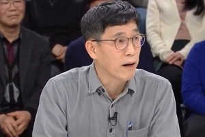 진중권 “문천지교(문재인+신천지) 신도들이 날 무덤에서 불러내”