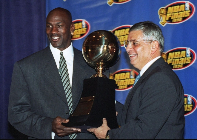1986년 6월 18일(현지시간) 마이클 조던에게 NBA 파이널 최우수선수(MVP)를 수여하는 데이비드 스턴 커미셔너. AP 자료사진 연합뉴스
