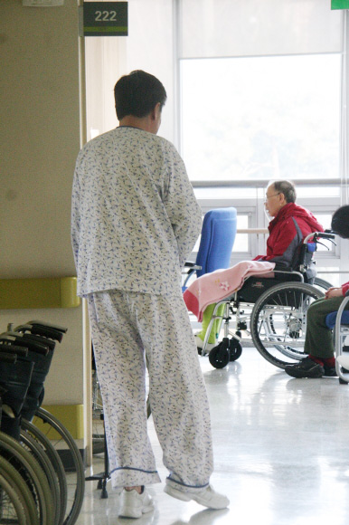 한 뇌졸중 환자가 병실 쪽으로 걸어가고 있다. 서울신문 DB