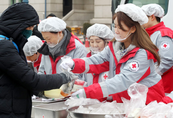 떡국 배식 봉사하는 소유