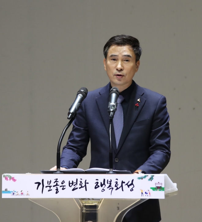 서철모 화성시장 2일 2020년 시무식’을 통해 초중고교생 마을버스 무상 이용 계획을 밝히고 있다.   화성시 제공
