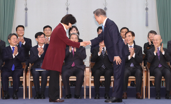 문재인 대통령이 2일 오후 청와대에서 추미애 신임 법무부 장관에게 임명장을 수여하고 있다. 2020. 1.2 도준석 기자pado@seoul.co.kr