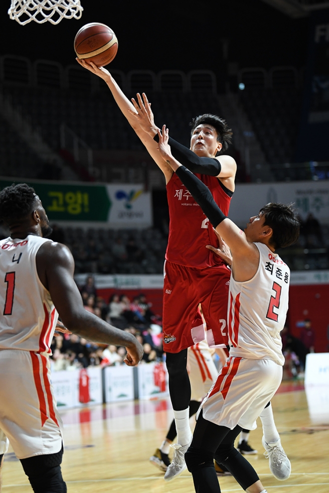 1일 고양체육관에서 열린 프로농구 SK-오리온 경기에서 오리온의 최진수가 상대 수비 위로 솟아올라 레이업 슛을 시도하고 있다. KBL 제공