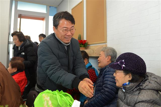 서양호(왼쪽) 서울 중구청장이 지난 26일 중구 신당동 ‘개미골목’에 마련된 주민쉼터에서 쉬고 있는 주민들과 악수하며 인사를 나누고 있다. 중구 제공