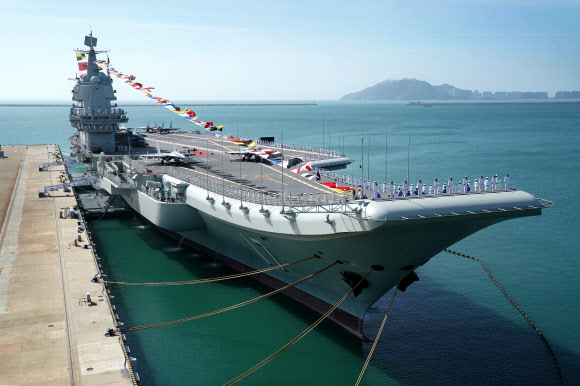 중국 남부 하이난성 싼야시의 해군기지에 정박해 있는 산둥함. 싼야 신화 연합뉴스