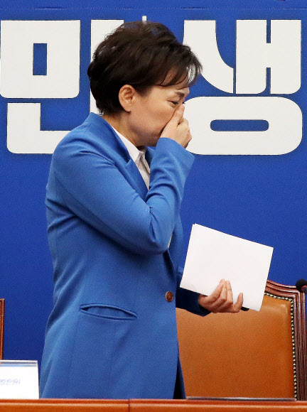 눈물 흘리는 김현미 국토부 장관