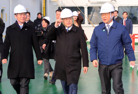 문재인 대통령이 3일 오전 경기 평택시 평택항 자동차 운반선에 올라 수출 자동차 선적 현장을 바라보고 있다. 왼쪽부터 성윤모 산업통상자원부 장관, 문 대통령, 김정훈 현대글로비스 대표이사. 2020. 1. 3 도준석 기자 pado@seoul.co.kr