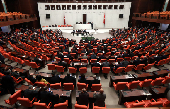 터키 의회 의원들이 2일(현지시간) 앙카라 의사당에서 자국 군대의 리비아 파병 동의안에 대한 표결을 실시하고 있다. 터키 의회는 이날 정부가 제출한 리비아 파병 동의안을 통과시켰다. 앙카라 AFP 연합뉴스