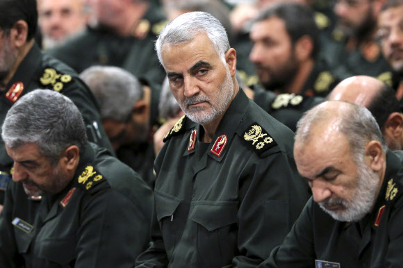 3일 오전(현지시간) 미군의 미사일 폭격으로 제거된 이란 정예군 쿠드스 사령관인 거셈 솔레이마니(가운데)가 2016년 9월 테헤란에서 열린 한 회의에 참석한 모습. AP자료사진