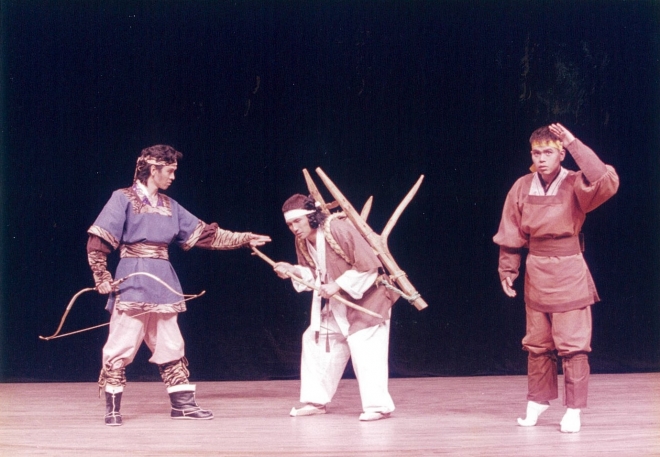 배우 황정민(가운데)이 1998년 서울 정동극장에서 가족뮤지컬 ‘나무꾼과 선녀’ 공연을 하고 있다. 정동극장 제공