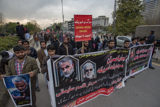 파키스탄의 시아파 무슬림들이 3일(현지시간) 수도 이슬라마바드에서 이란 혁명수비대 쿠드스군 사령관을 살해한 미군의 공습을 규탄하는 시위를 벌이고 있다. AP 연합뉴스
