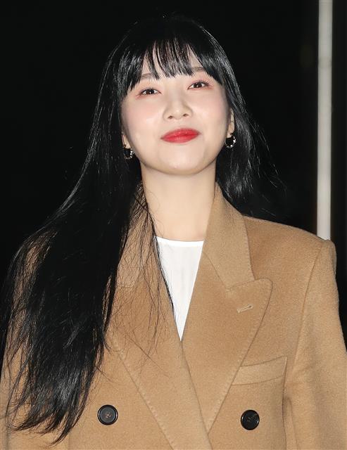 레드벨벳, 얼굴에 예쁨 한가득  레드벨벳 조이가 4일 오전 서울 영등포구 여의도동 KBS별관에서 열린 KBS 2TV ‘해피투게더 시즌4’ 녹화에 참석해 포즈를 취하고 있다. 2020.1.4 뉴스1