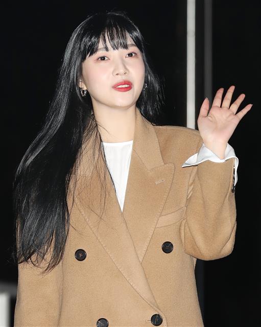 레드벨벳 조이, 어둠 속에서도 빛나는 미모  레드벨벳 조이가 4일 오전 서울 영등포구 여의도동 KBS별관에서 열린 KBS 2TV ‘해피투게더 시즌4’ 녹화에 참석해 포즈를 취하고 있다. 2020.1.4 뉴스1