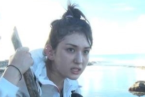 전소미, 몽둥이 들고 게 사냥 “살벌 눈빛” 포착 [정글의 법칙]