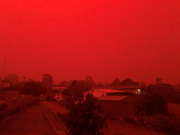 4일(현지시간) 호주 빅토리아주 지역이 산불로 인해 하늘이 붉은빛을 띠고 있다. 호주 남동부 해안 일대를 휩쓴 대형 산불은 지난해 9월부터 두 달 넘게 지속되고 있다. 로이터 연합뉴스