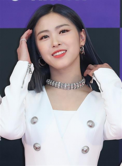 ITZY 류진, 머리 만지는 모습도 사랑스러워