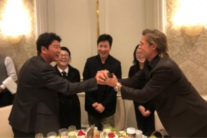 송강호와 악수하는 ‘송강호 팬’ 브래드 피트 화제