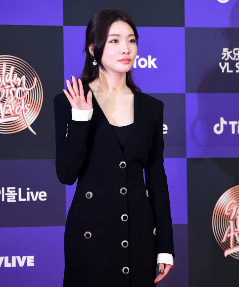 가수 청하가 4일 서울 구로구 고척스카이돔에서 진행된 골든디스크 시상식에 참석해 포토타임을 위해 포즈를 취하고있다. 2020.01.04. 김도훈 기자 dica@sportsseoul.com