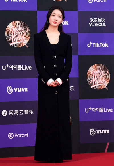 가수 청하가 4일 서울 구로구 고척스카이돔에서 진행된 골든디스크 시상식에 참석해 포토타임을 위해 포즈를 취하고있다. 2020.01.04. 김도훈 기자 dica@sportsseoul.com